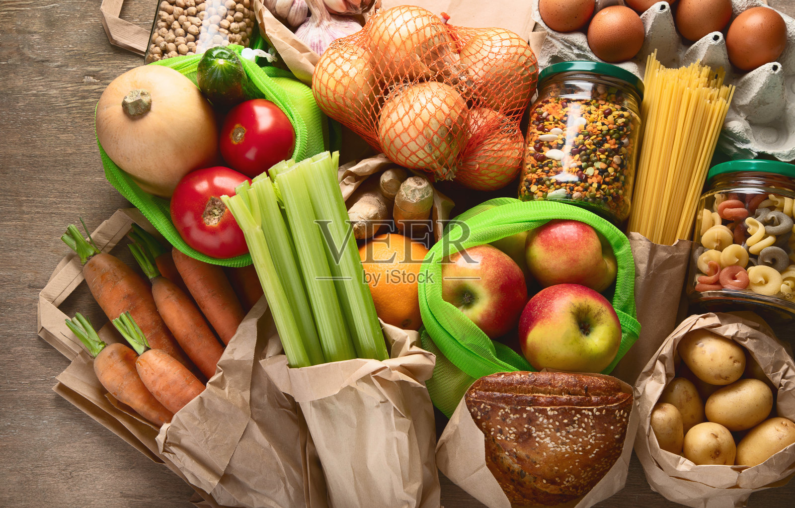 环保袋里的生蔬菜。“零浪费”的概念照片摄影图片