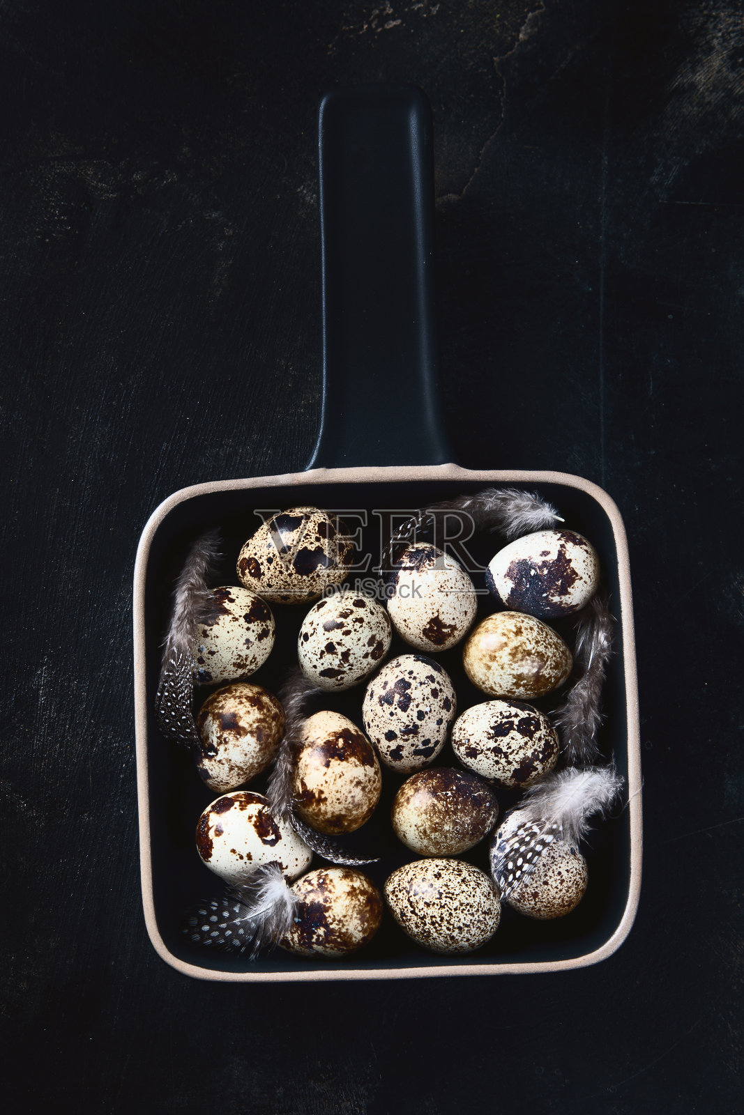 鹌鹑蛋在黑色的背景。照片摄影图片