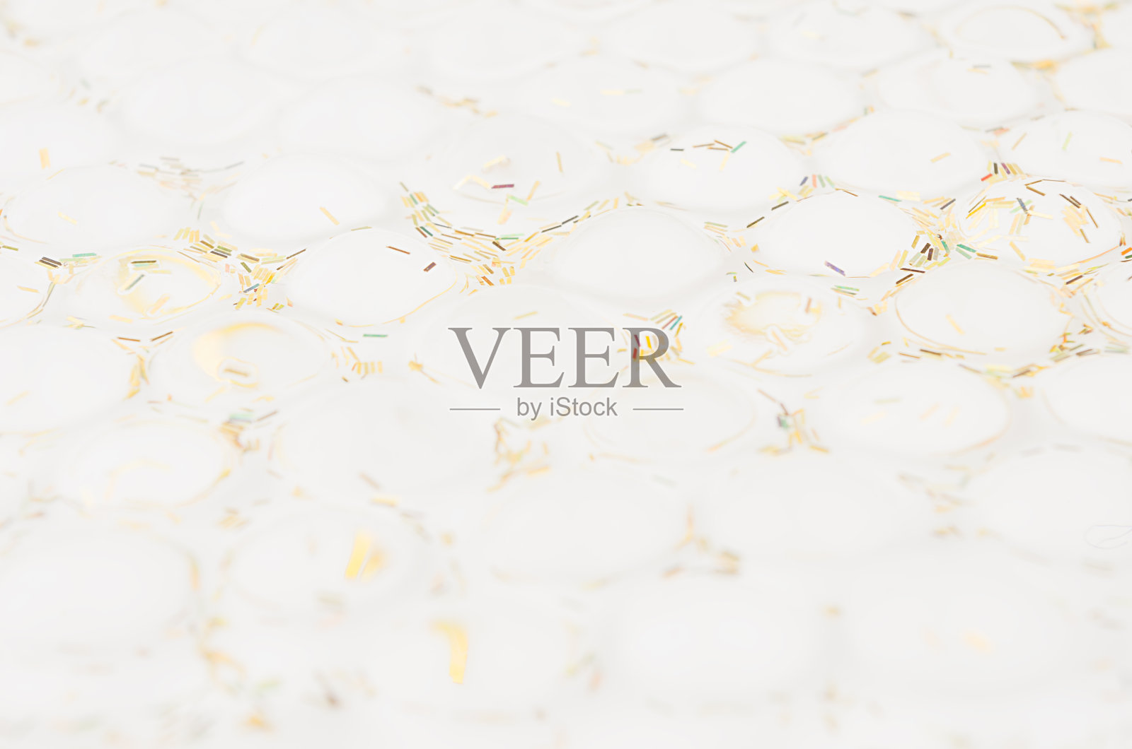 白色抽象图案的透明球体与金色闪光-圣诞背景。照片摄影图片