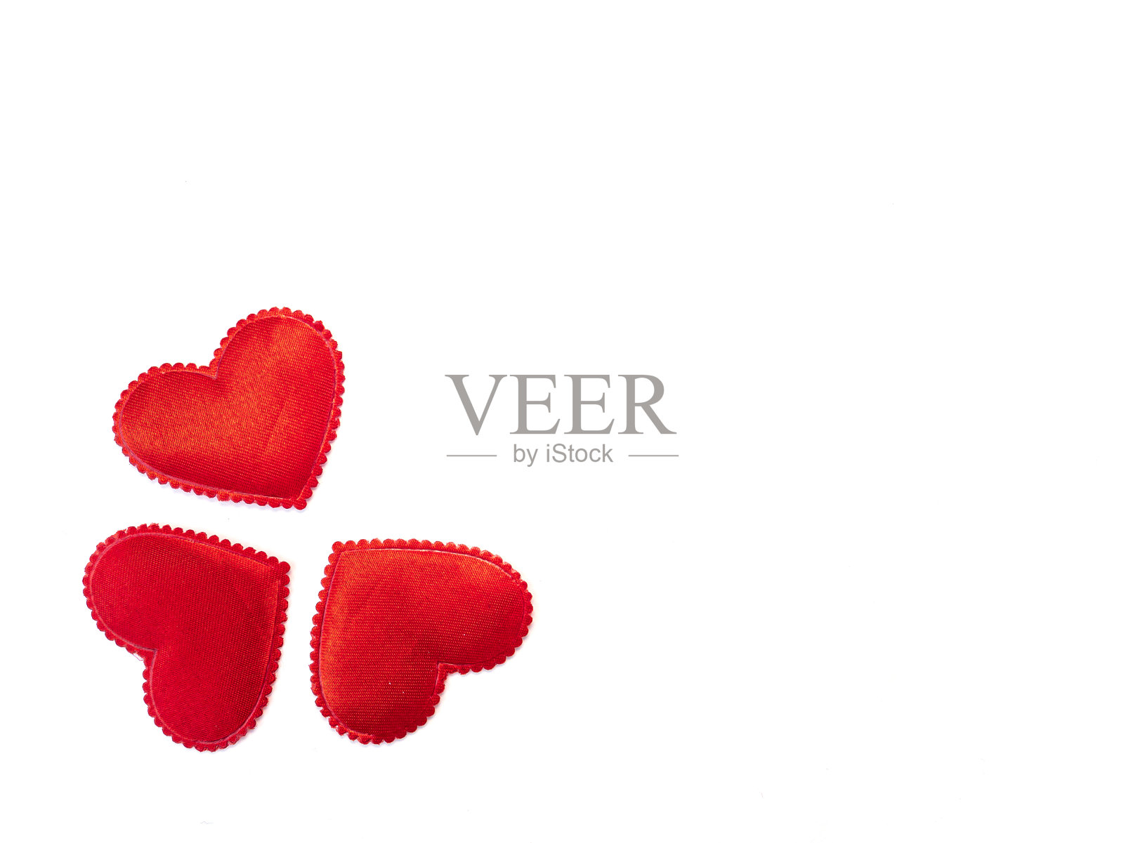 红心在白色的背景与地方为文本情人节。照片摄影图片