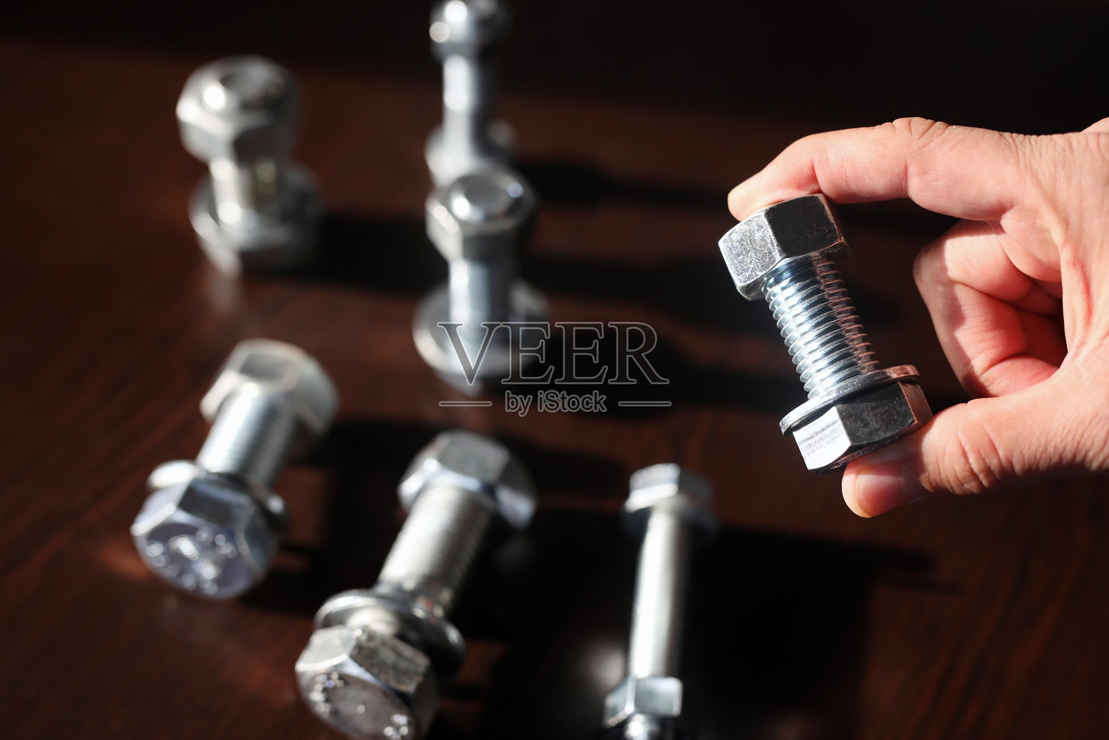 查看螺栓，螺母和垫圈。紧固件(美式英语)或紧固(英式英语)是一种硬件设备，它将两个或两个以上的物体机械地连接或附着在一起。照片摄影图片