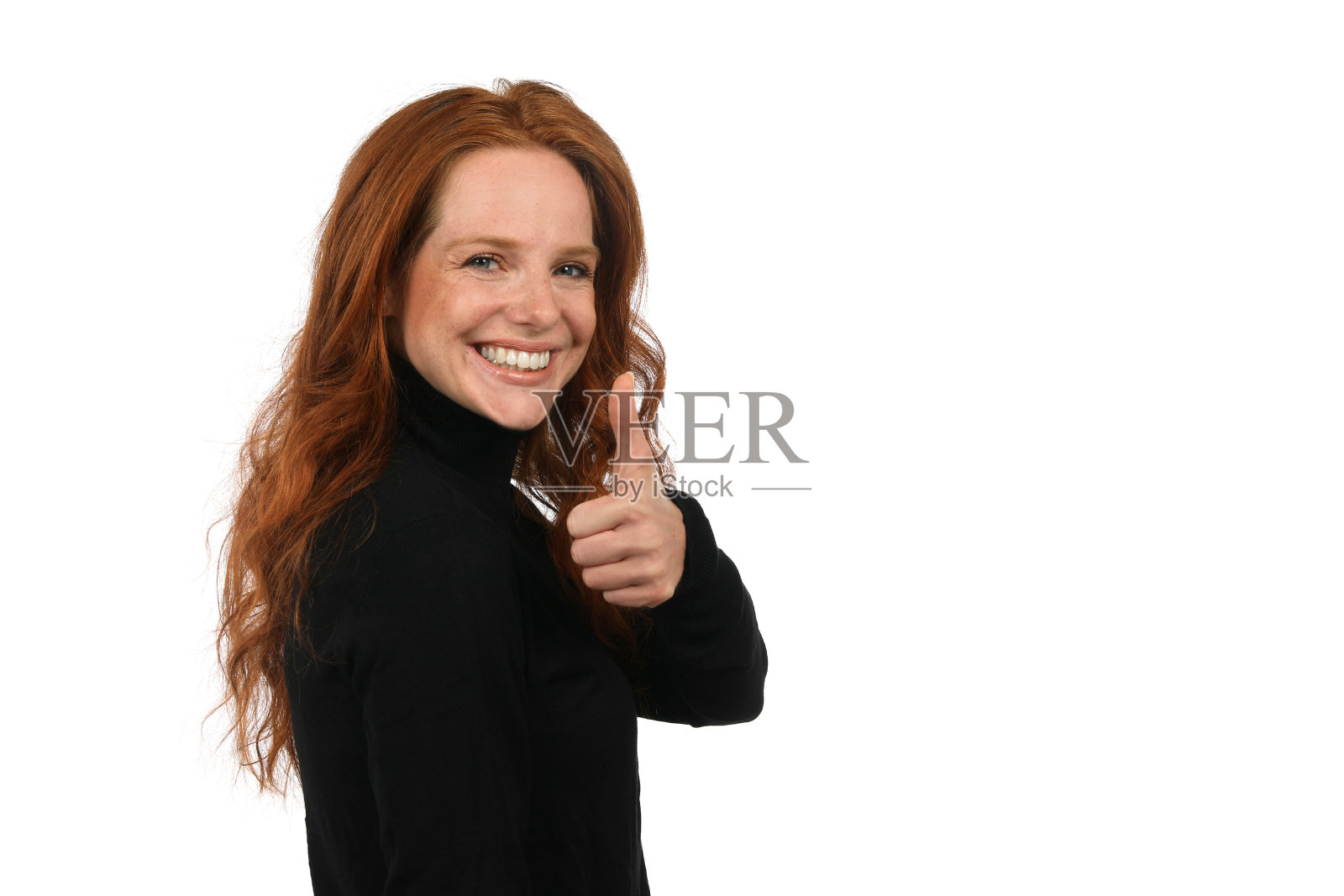 白底衬着深色毛衣的红头发女人照片摄影图片