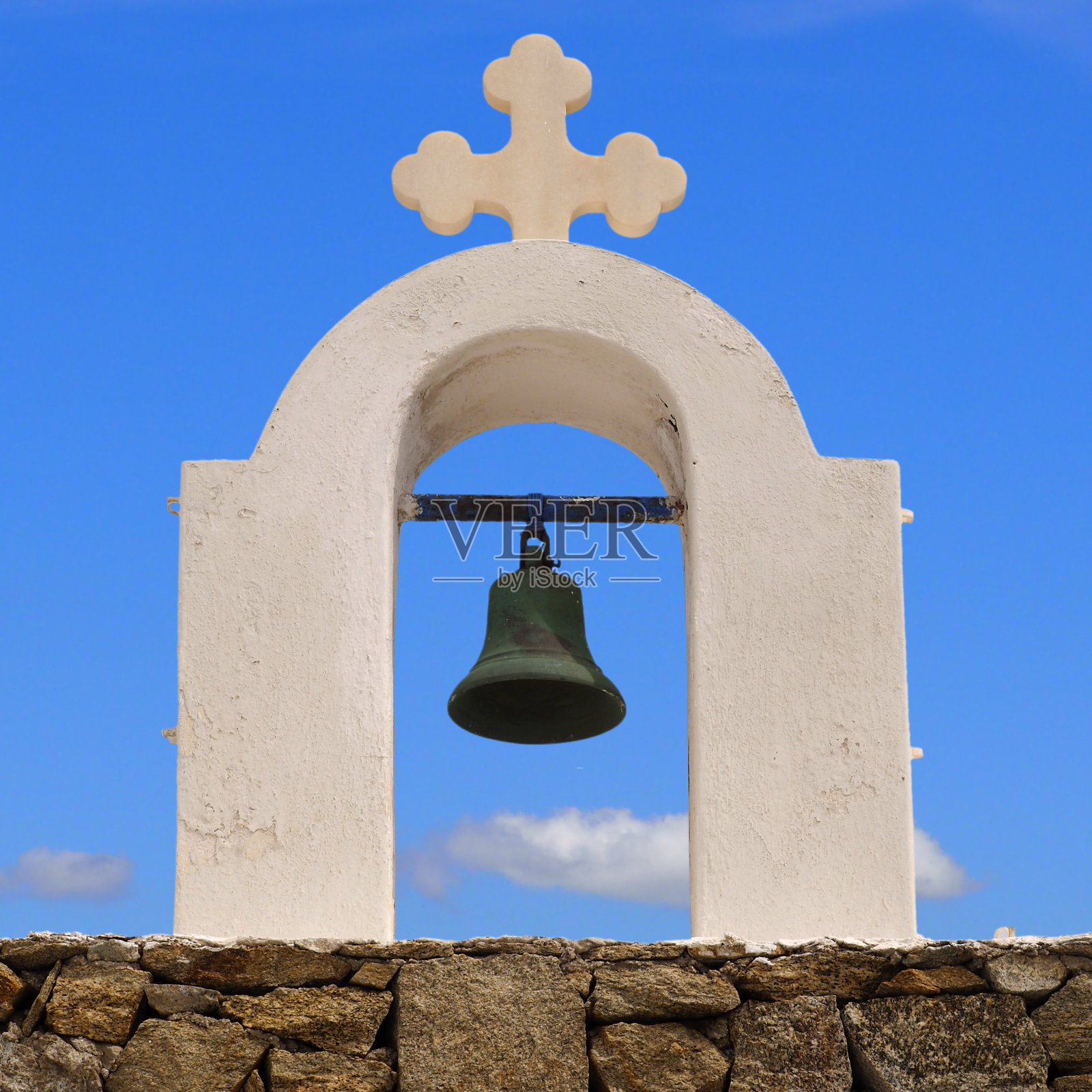 米科诺斯岛(希腊)一座教堂的钟楼，位于爱琴海中心的基克拉迪群岛照片摄影图片