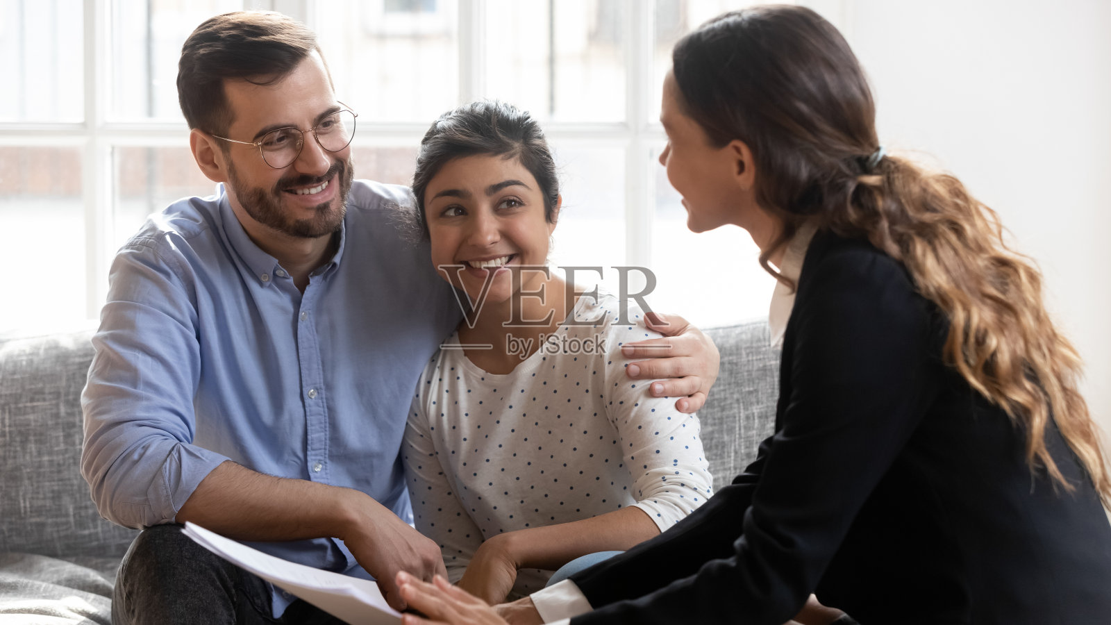 幸福的家庭夫妇客户会见专业的房地产经纪人。照片摄影图片