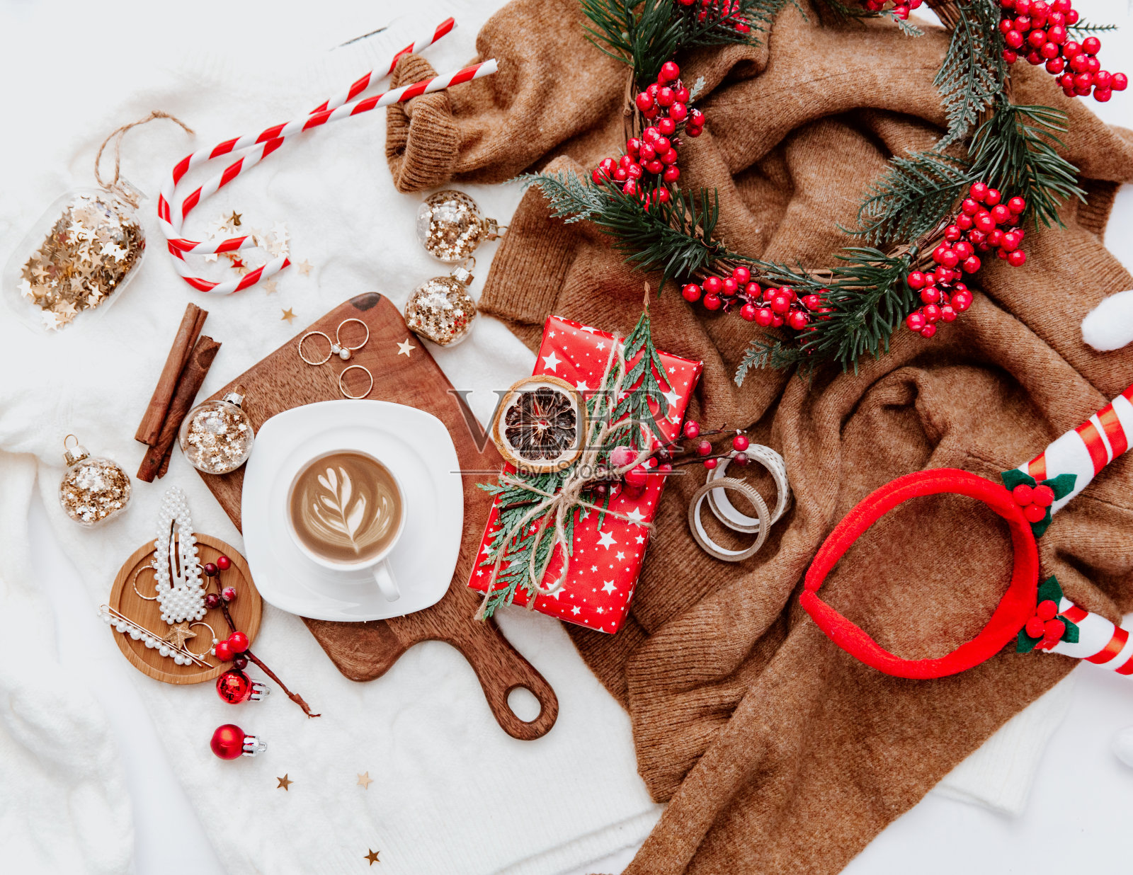 圣诞节的概念。舒适的冬季大气。咖啡杯，礼物和床上的装饰品。博客的背景。俯视图，平放照片摄影图片