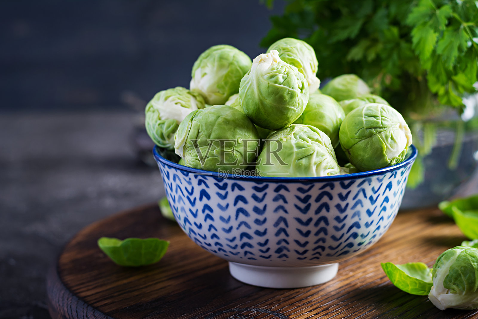 新鲜的有机球芽甘蓝在一个碗在黑暗的背景。健康食品。素食/素食餐。照片摄影图片
