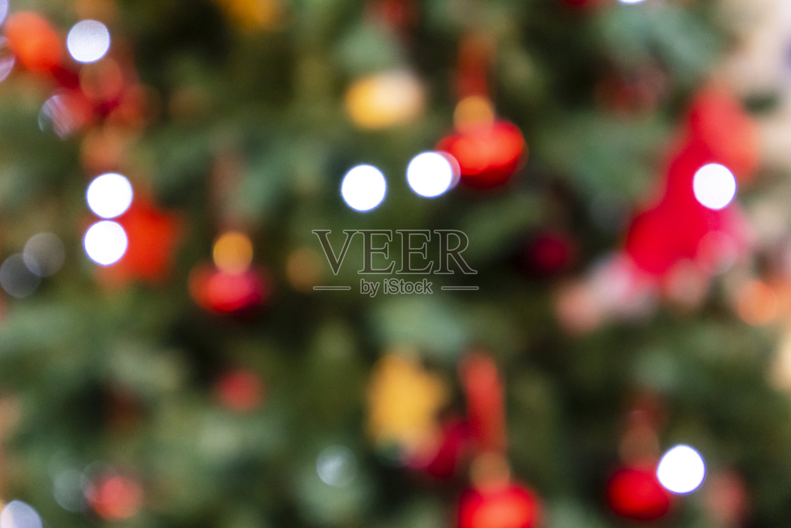 模糊的圣诞灯光失去焦点背景。圣诞纹理装饰及圣诞图形设计。圣诞奢华清新优雅的散景背景照片摄影图片