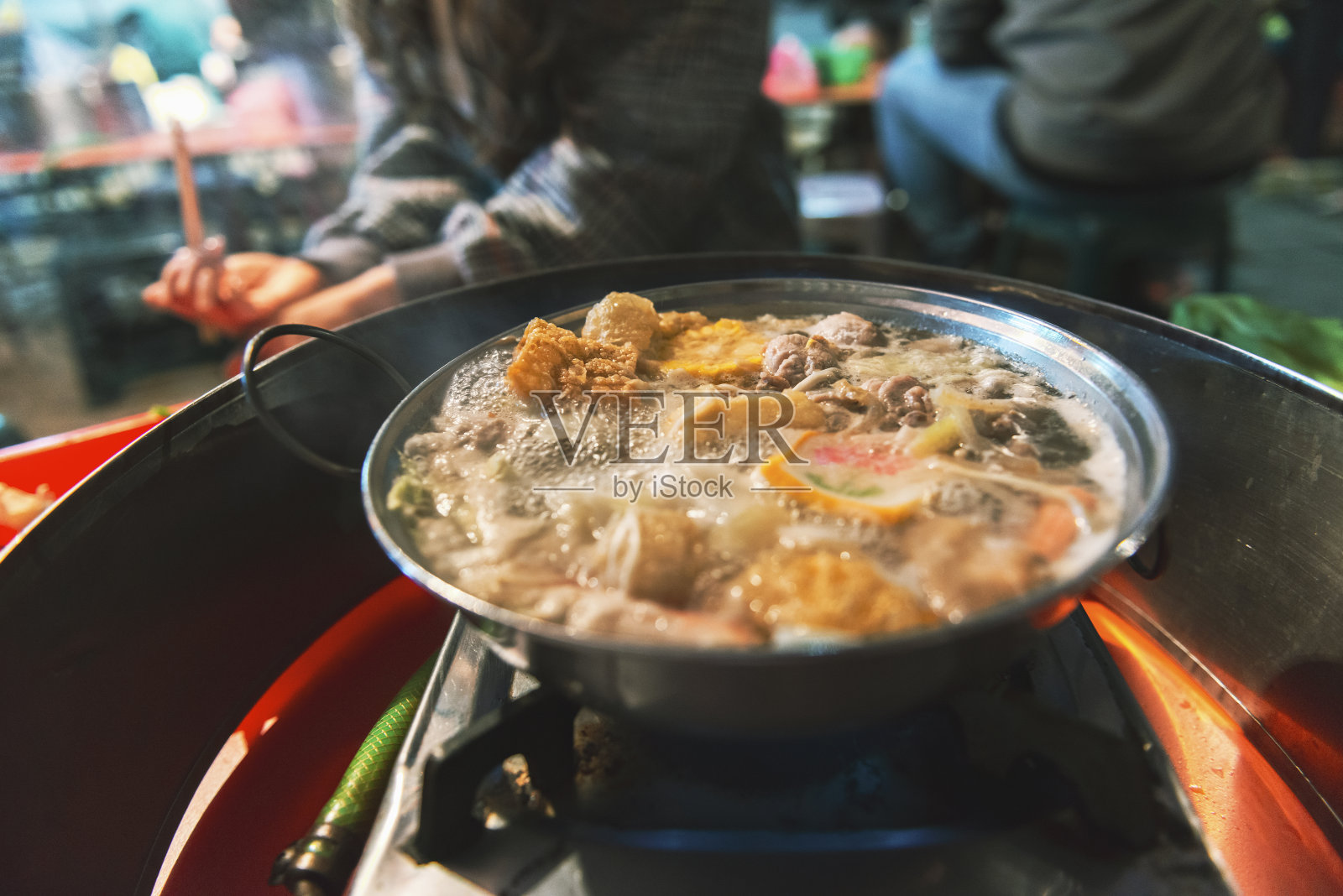 台湾夜市特色小吃——小火锅照片摄影图片