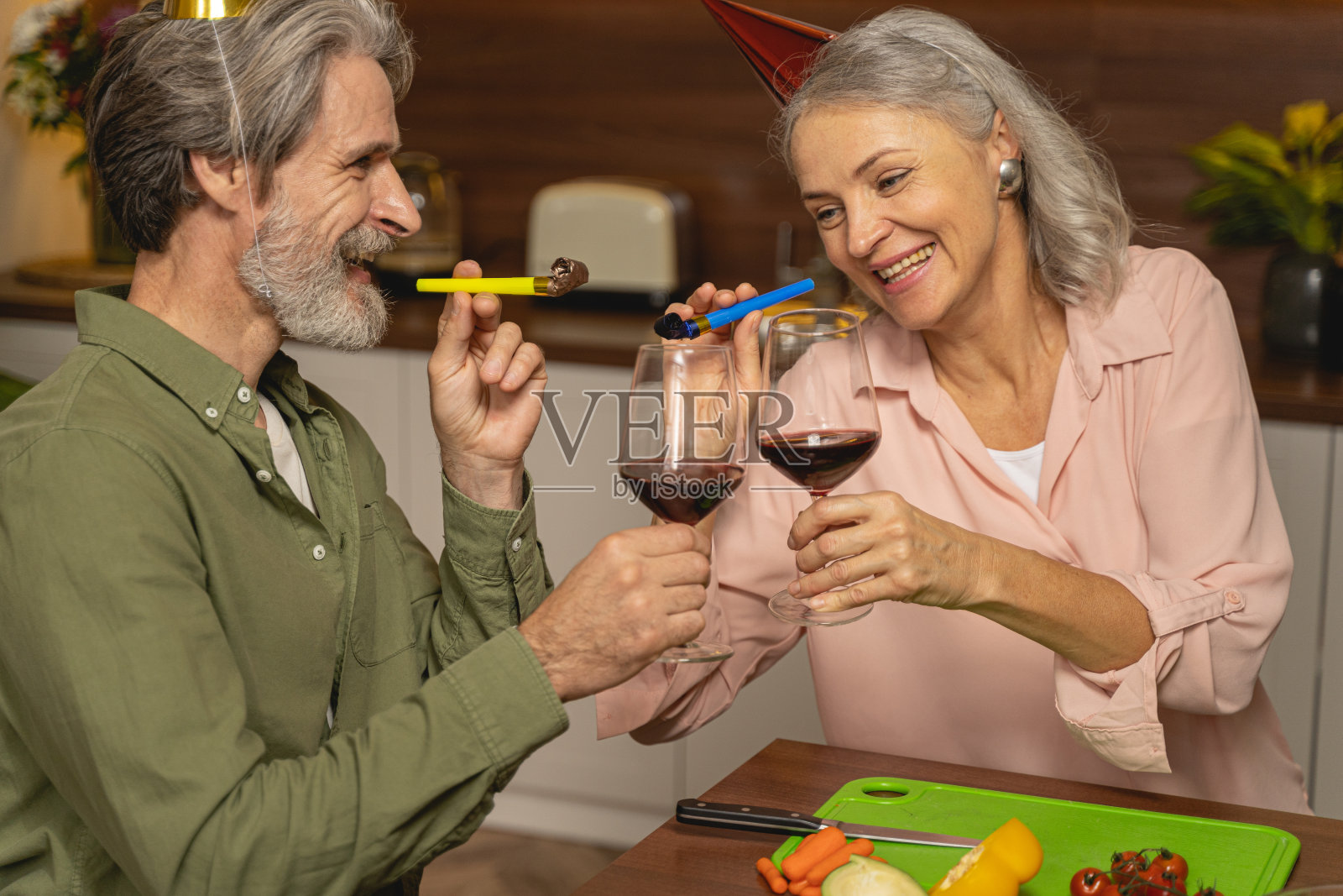 丈夫和妻子举起酒杯照片摄影图片