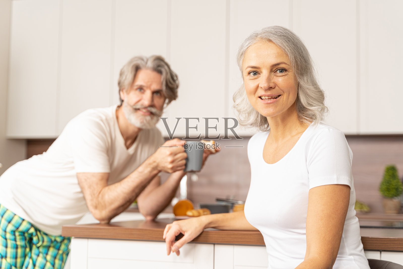 手肘靠在餐桌上的男人照片摄影图片