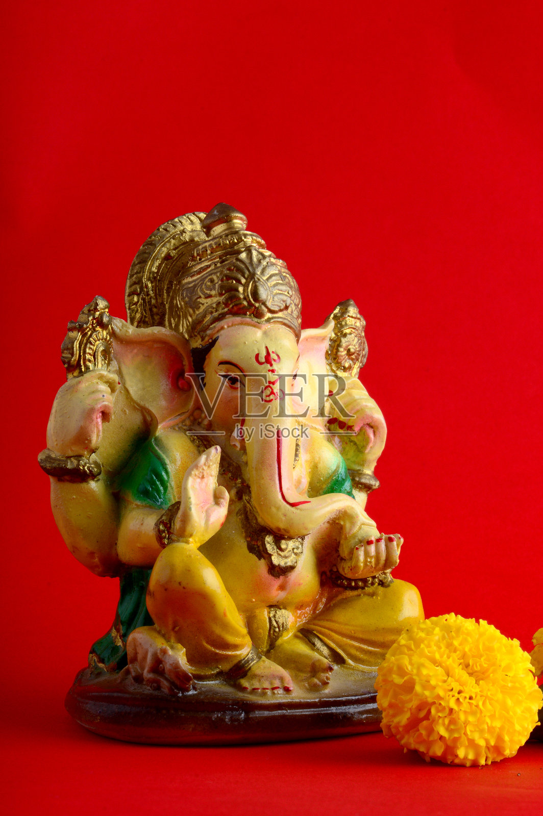 印度教神甘尼萨。甘尼萨偶像在红色的背景。照片摄影图片