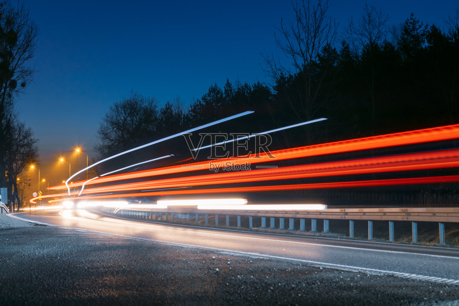 夜晚的车灯照片摄影图片
