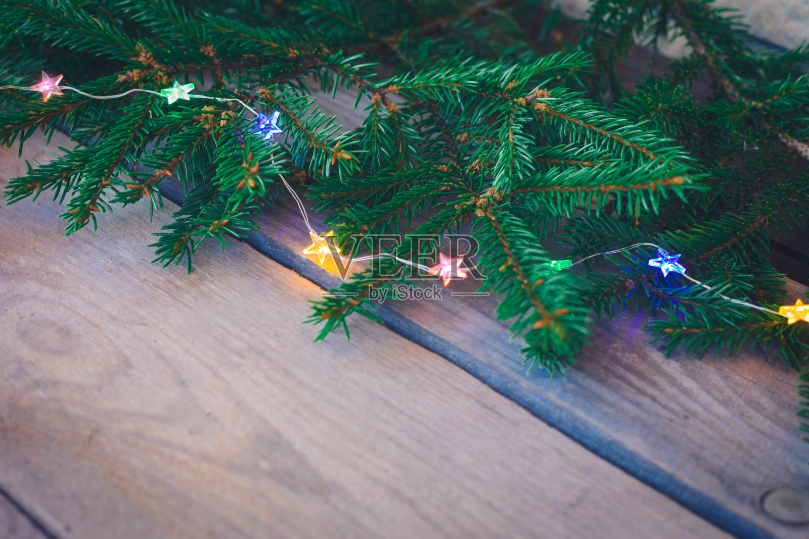 圣诞花环与杉树的树枝在木制的背景照片摄影图片