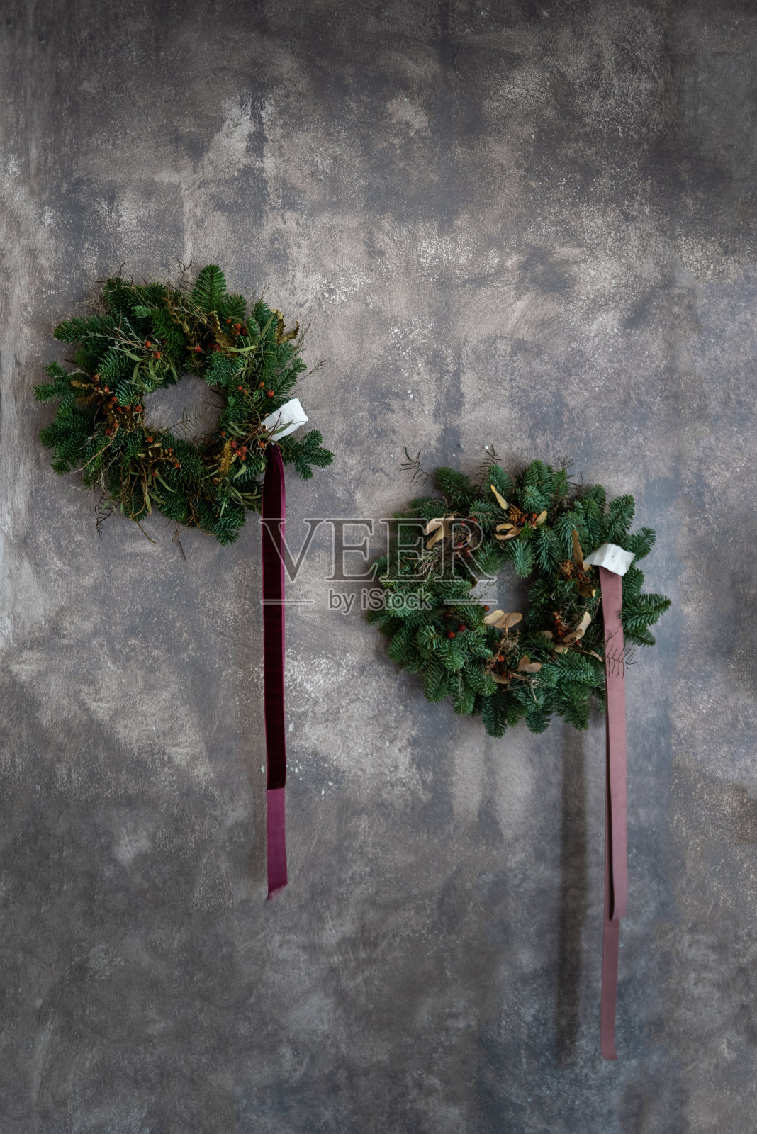 墙上挂着圣诞花环照片摄影图片