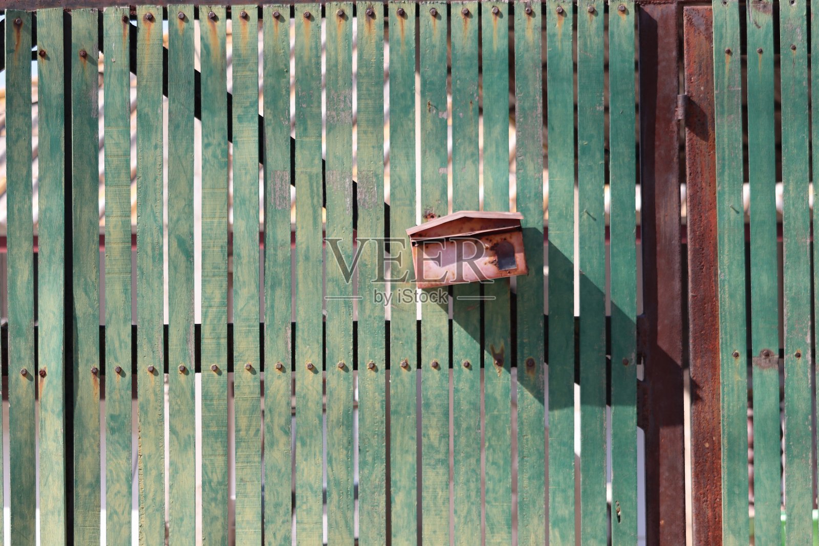 旧绿门上的旧红邮箱照片摄影图片