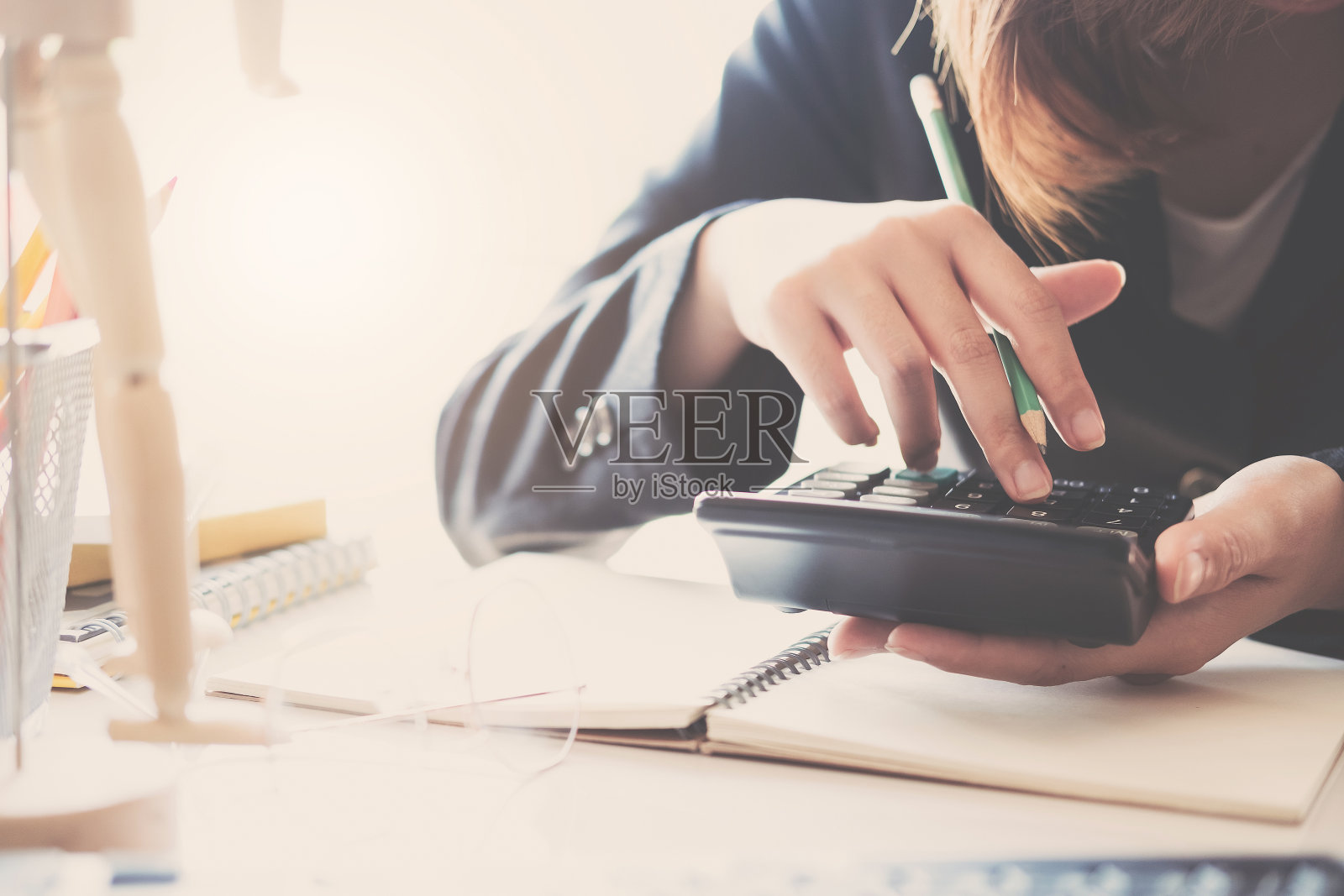 Close up business woman using calculator and laptop for do math finance on wooden desk in office and business working background, tax, accounting, statistics and analysis research concept .近距离接触商业女性使用计算器和笔记本电脑做数学财务在办公室和商业工作背景，税务，会计，统计和分析研究概念照片摄影图片