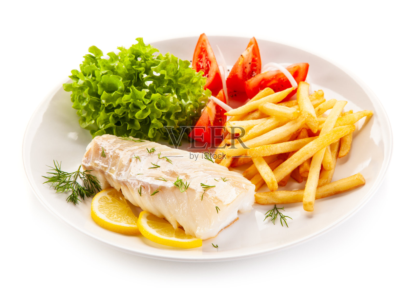 炸鳕鱼片配薯条和蔬菜，白色背景照片摄影图片