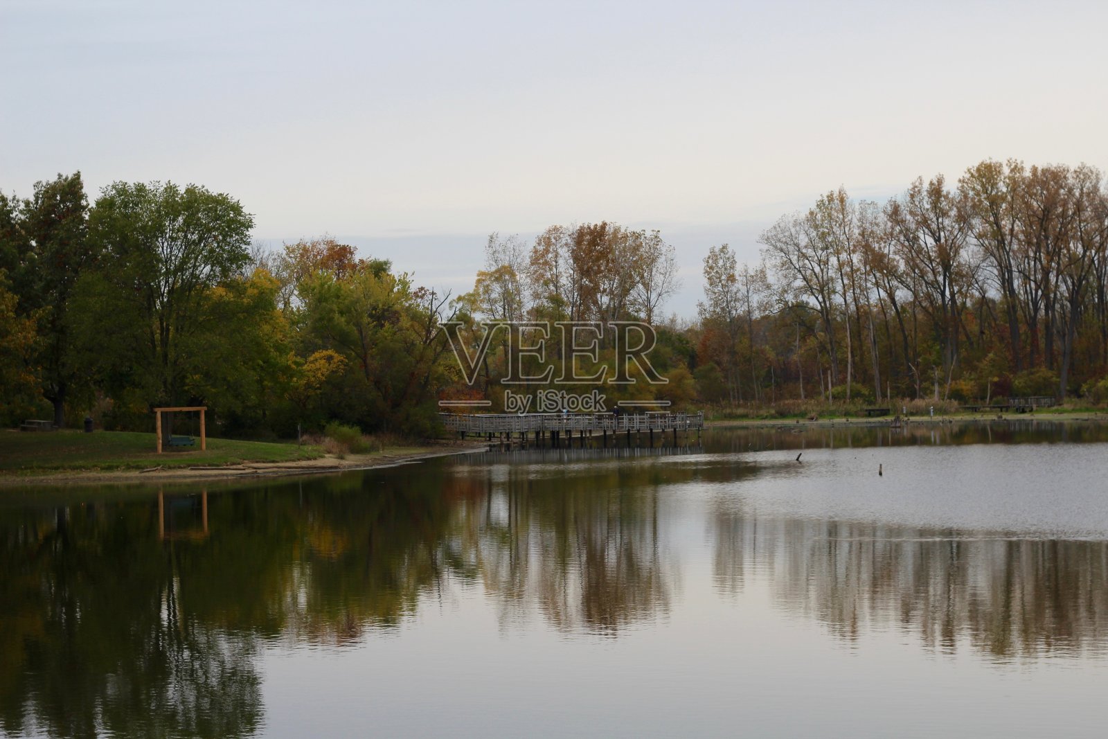 风平浪静阴天照片摄影图片
