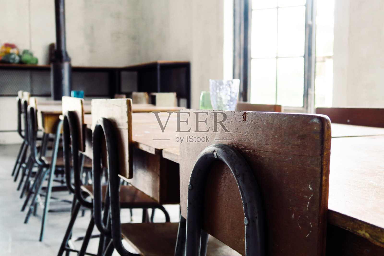 复古风格的餐桌照片摄影图片