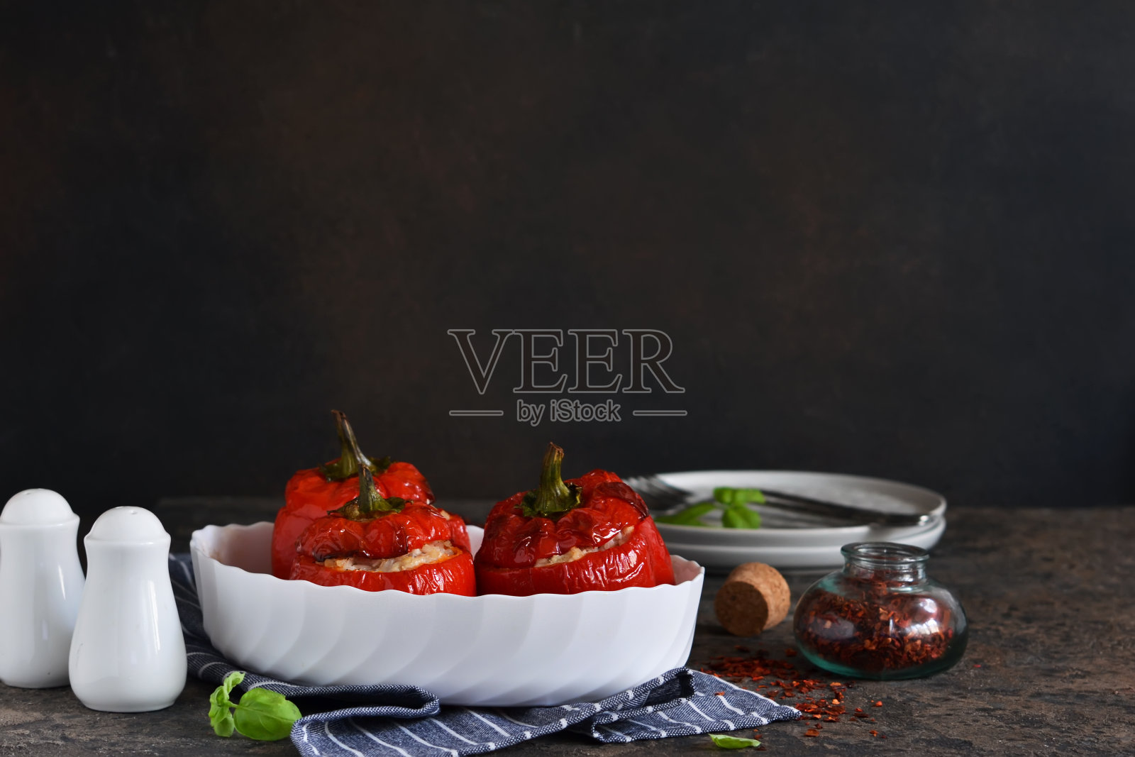 混凝土背景下的烤辣椒、肉和米饭。照片摄影图片