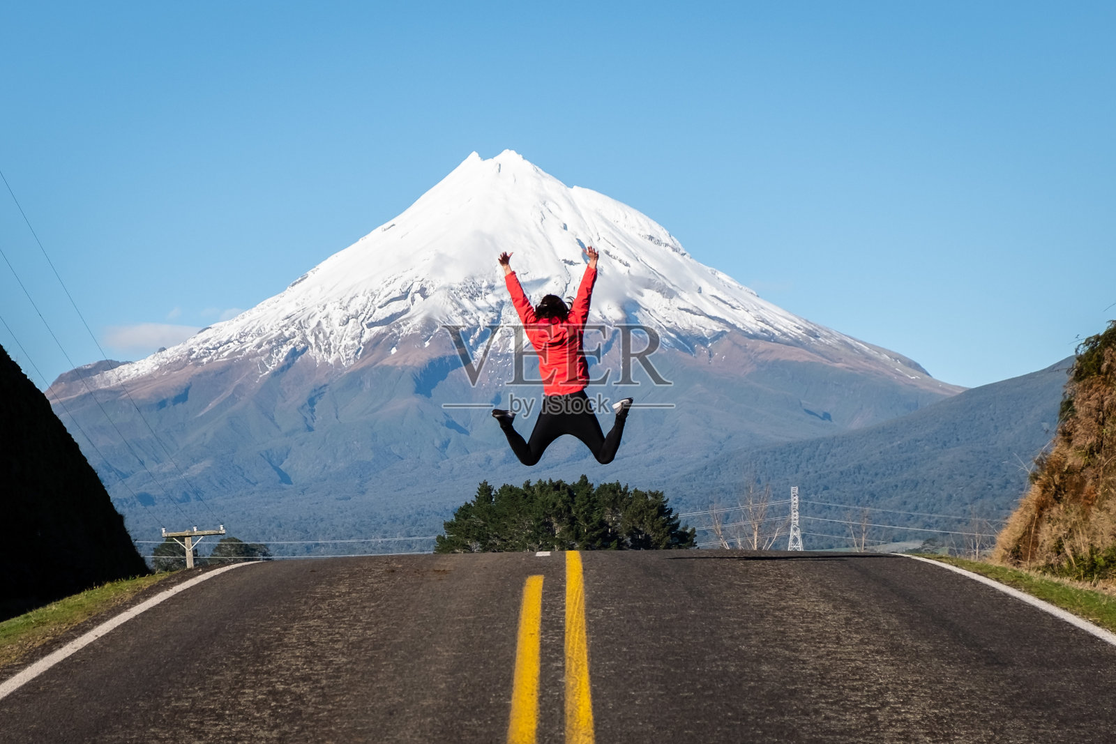 在新西兰埃格蒙特塔拉纳基山前，胜利的人成功获胜的姿势照片摄影图片