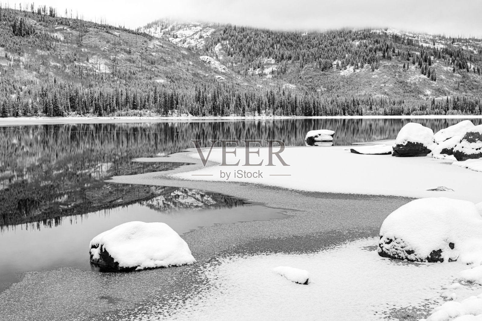 高山荒野冬湖与森林倒影照片摄影图片