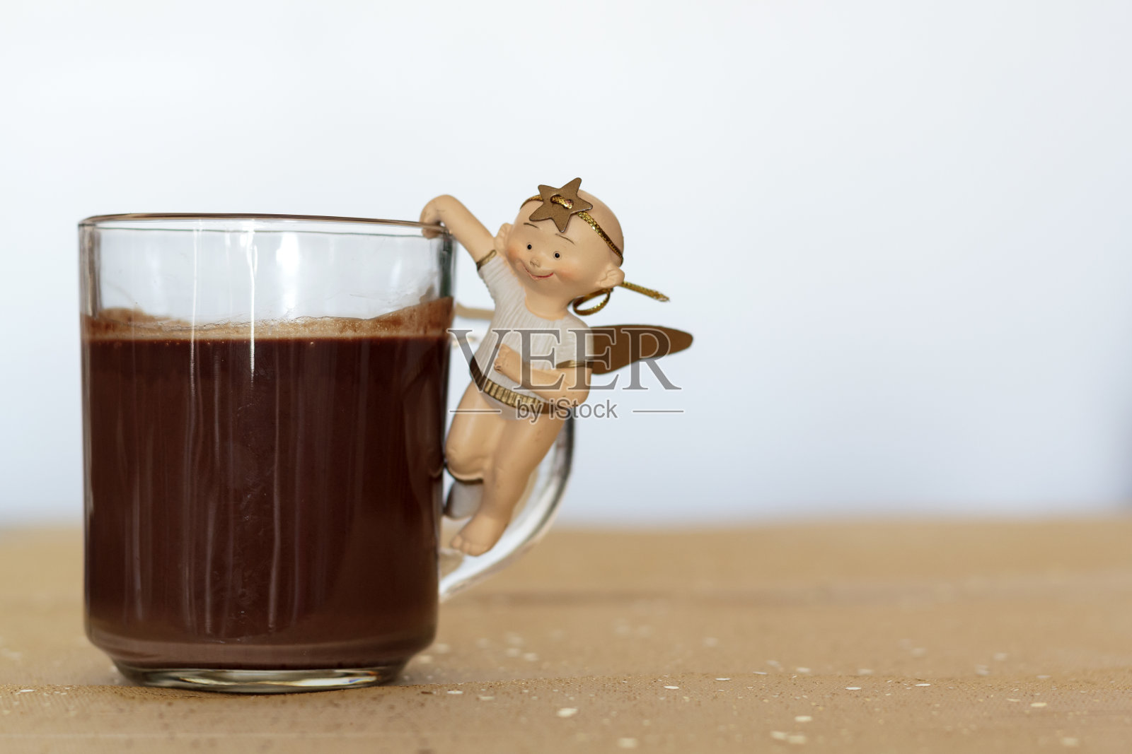 热巧克力和圣诞天使。与复制空间照片摄影图片