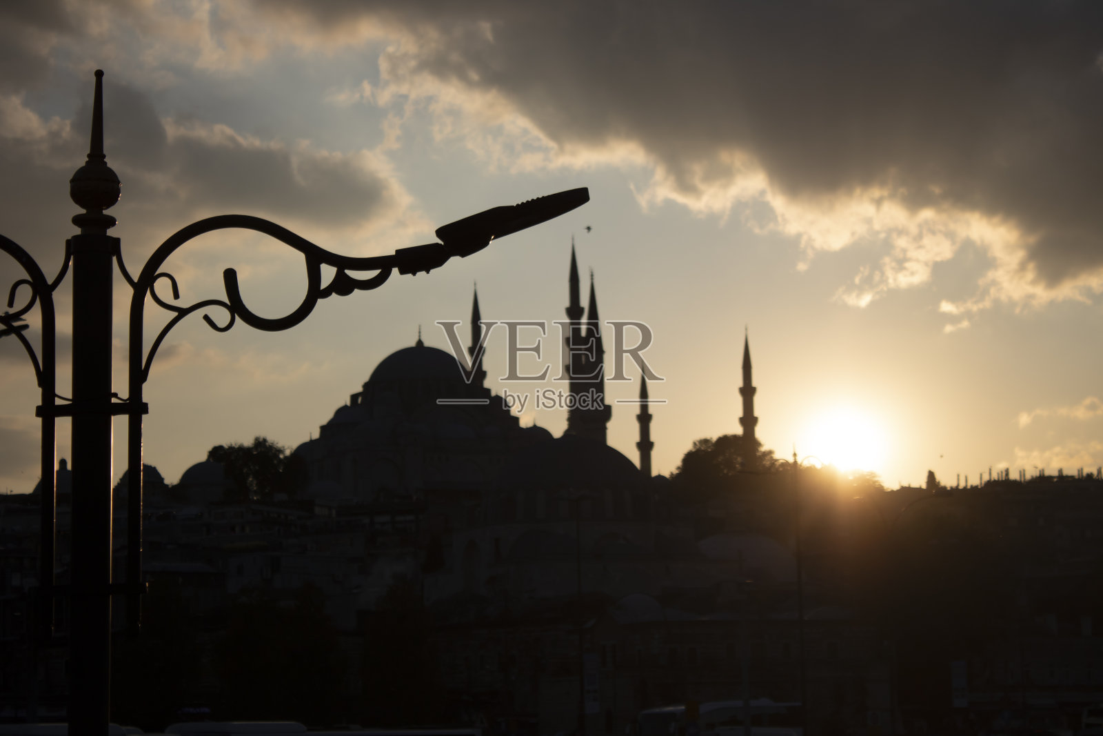 苏莱曼清真寺壮观日落土耳其伊斯坦布尔。多云的照片摄影图片