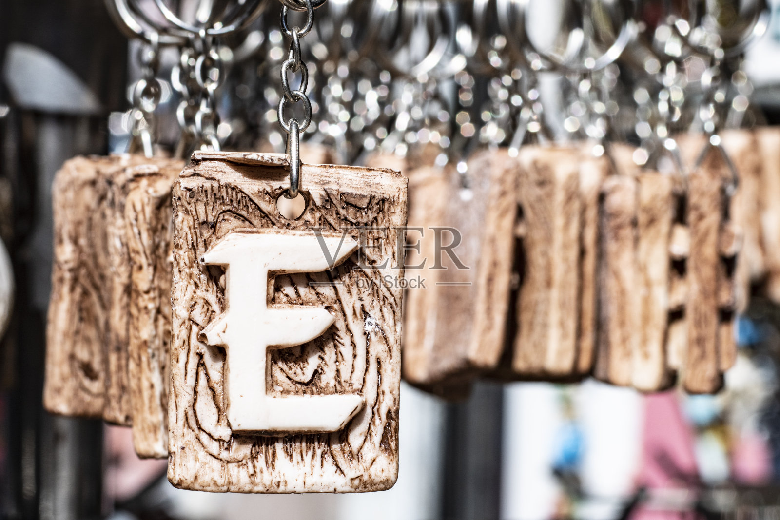 字母的钥匙的特写镜头。把字母E放在前面。照片摄影图片