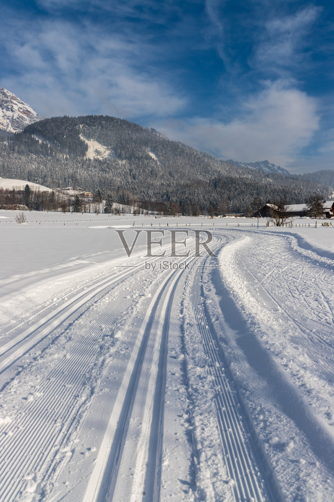奥地利越野滑雪:斜坡，新鲜的白色粉末雪和山脉照片摄影图片