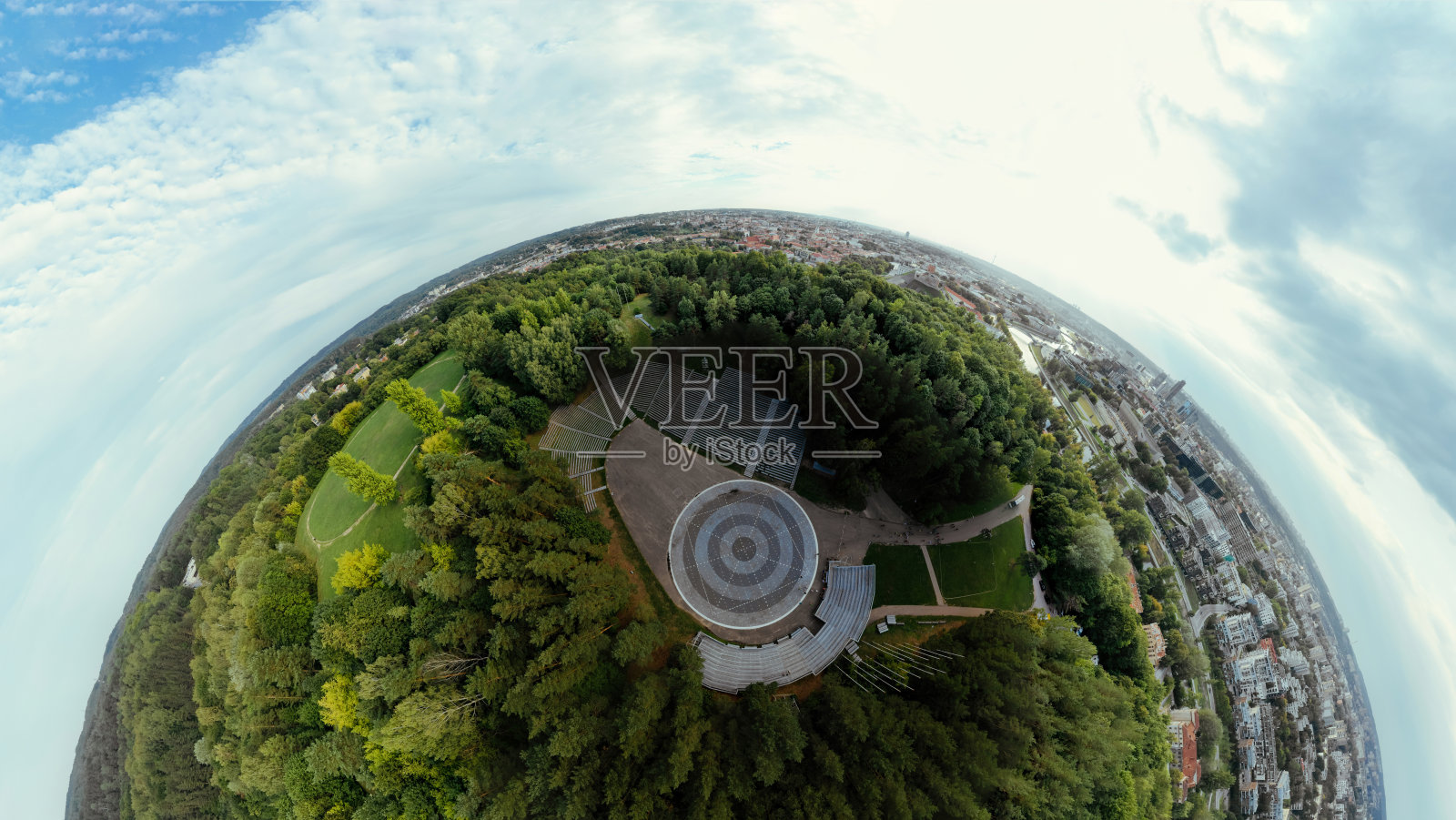 公园在维尔纽斯市的山上，立陶宛的历史中心，欧洲城市。360虚拟现实全景照片摄影图片