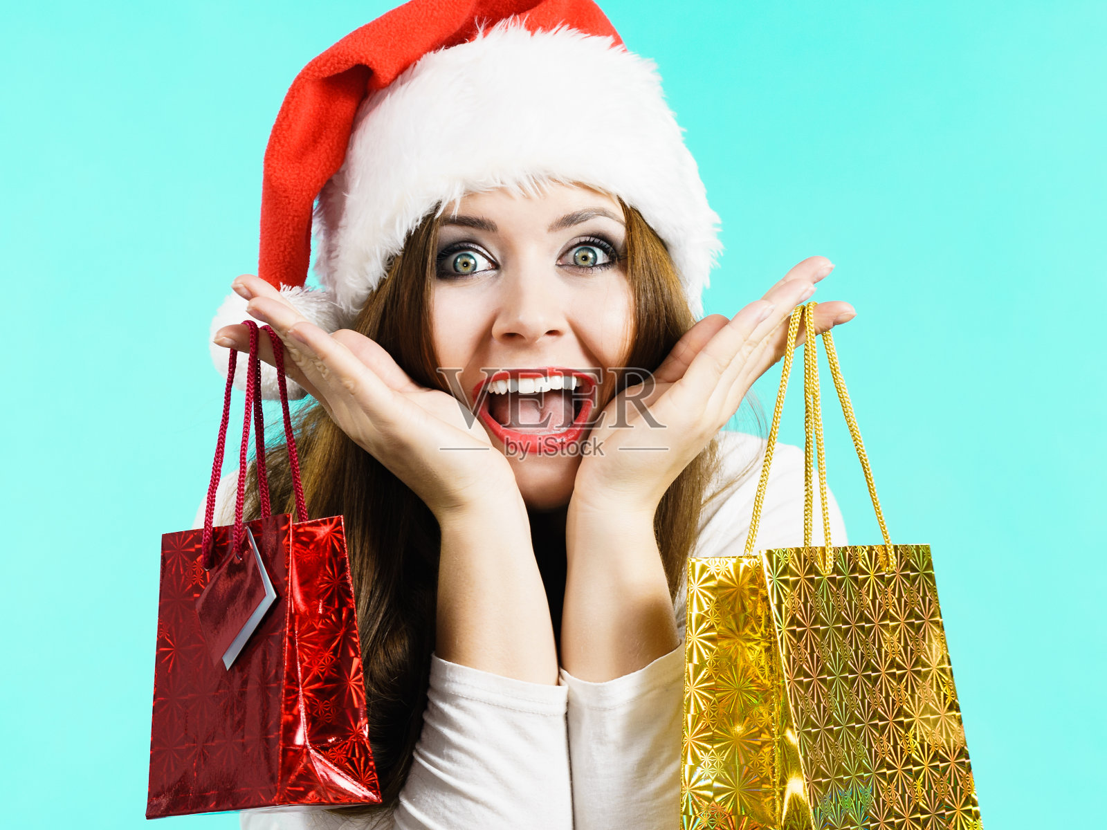 快乐圣诞女人拿着礼物袋照片摄影图片