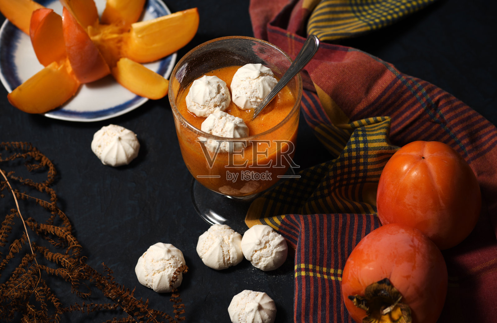 甜点有柿子和蛋白酥照片摄影图片