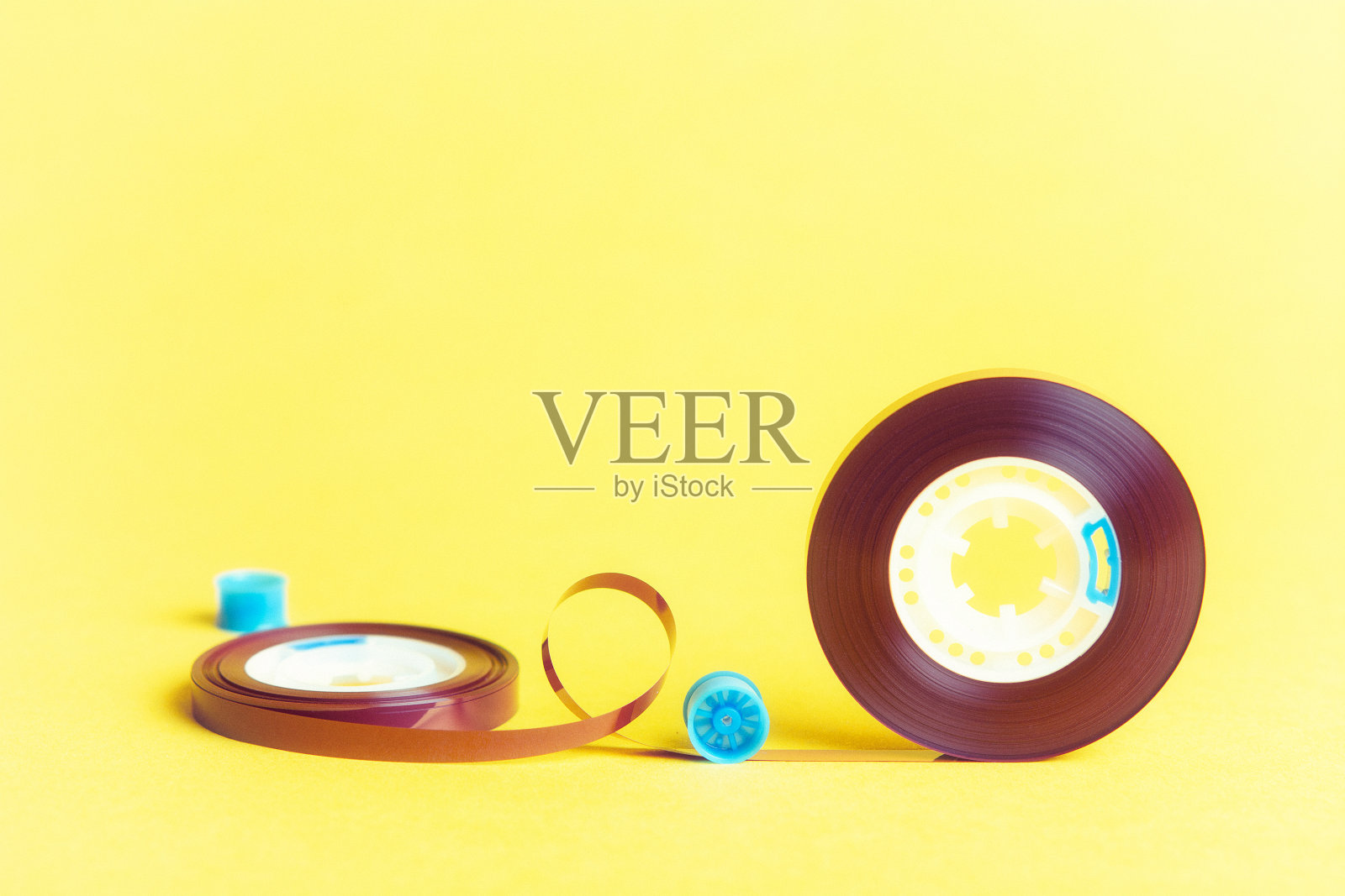 黄色背景的音乐磁带卷照片摄影图片