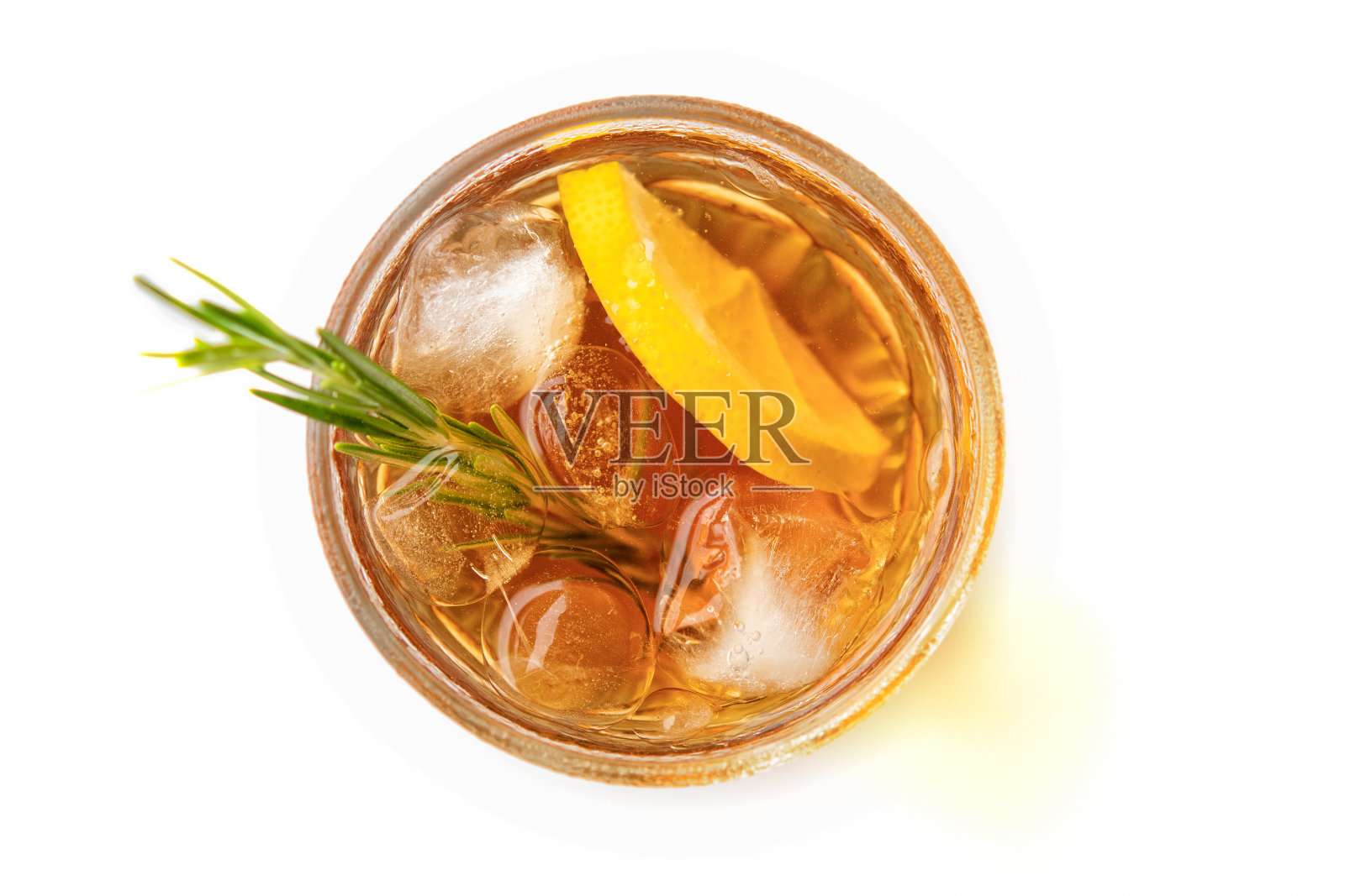 一杯柠檬水或鸡尾酒与柠檬和冰顶视图照片摄影图片