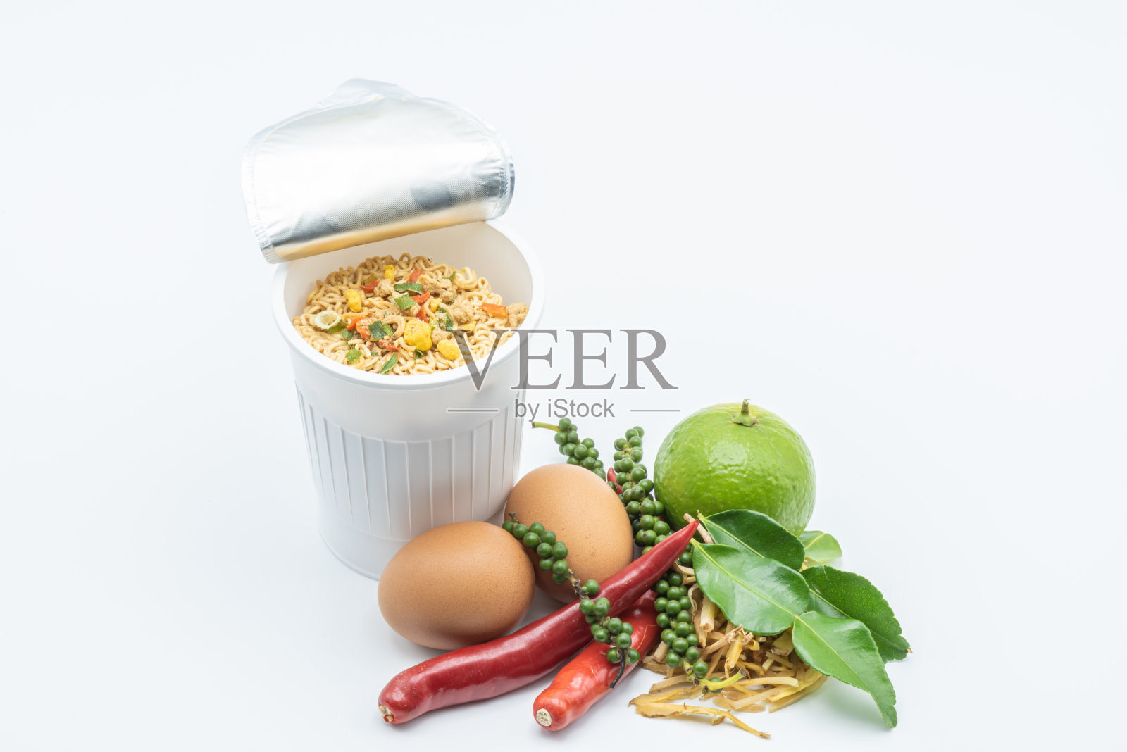 方便面和什锦麻辣蔬菜照片摄影图片