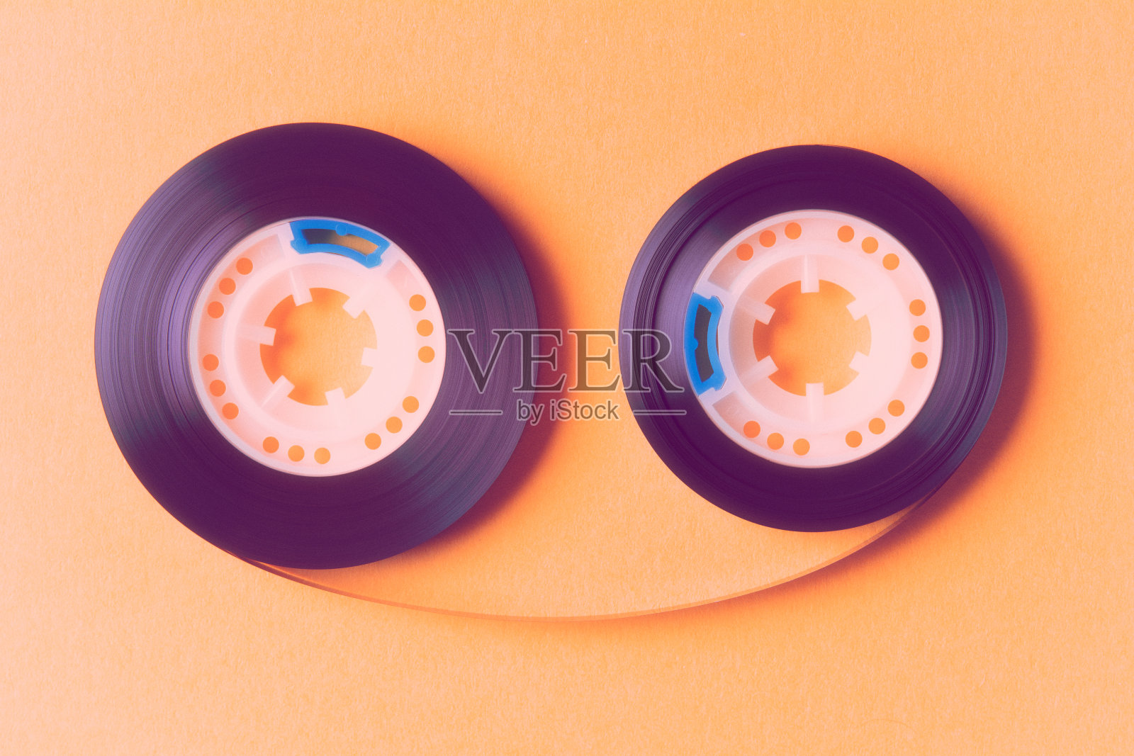 在黄色背景上卷音乐磁带照片摄影图片