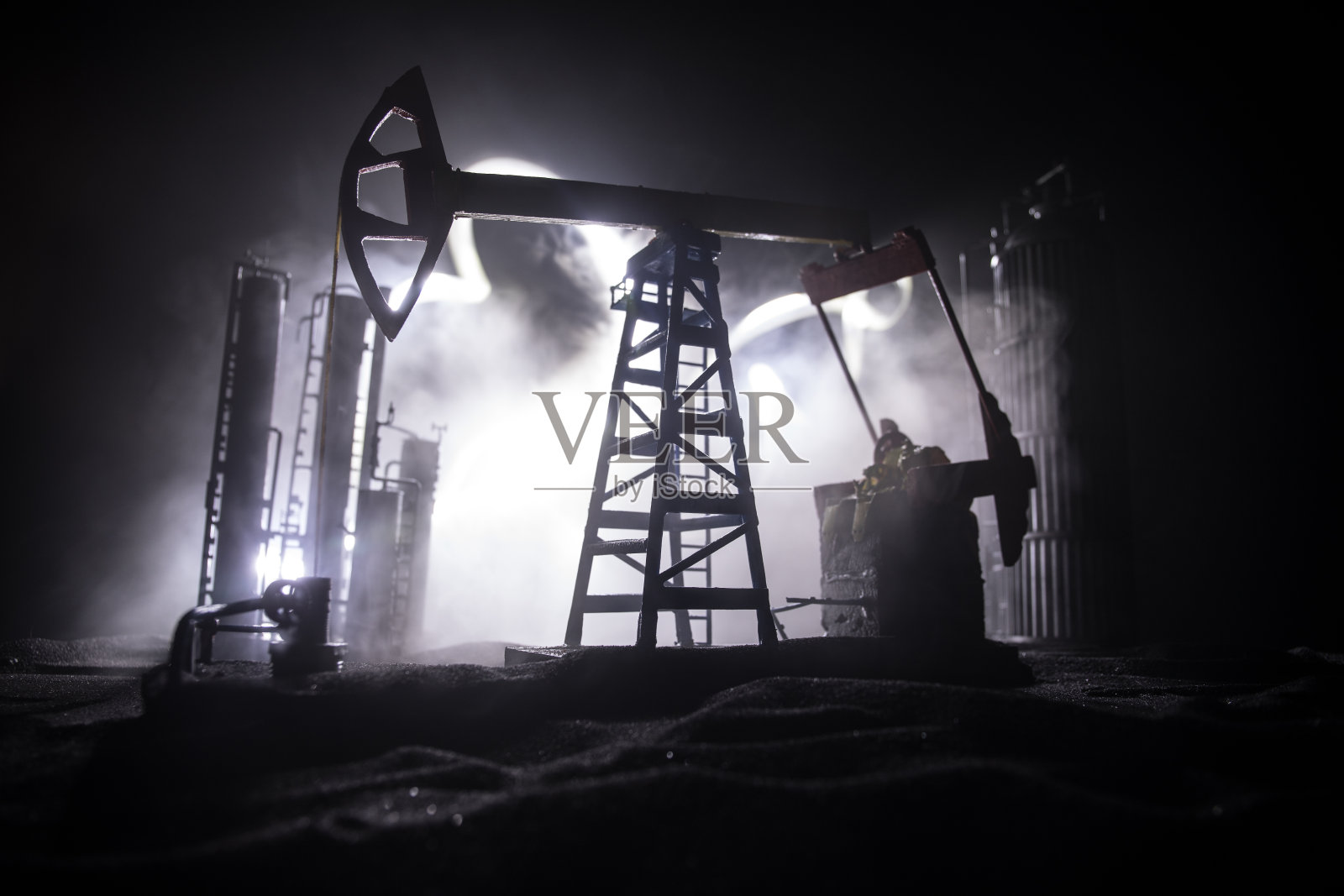 艺术品装饰。油泵和石油钻机能源工业机械的石油在夜间与雾和背光。炼油工厂。能源工业的概念。有选择性的重点照片摄影图片