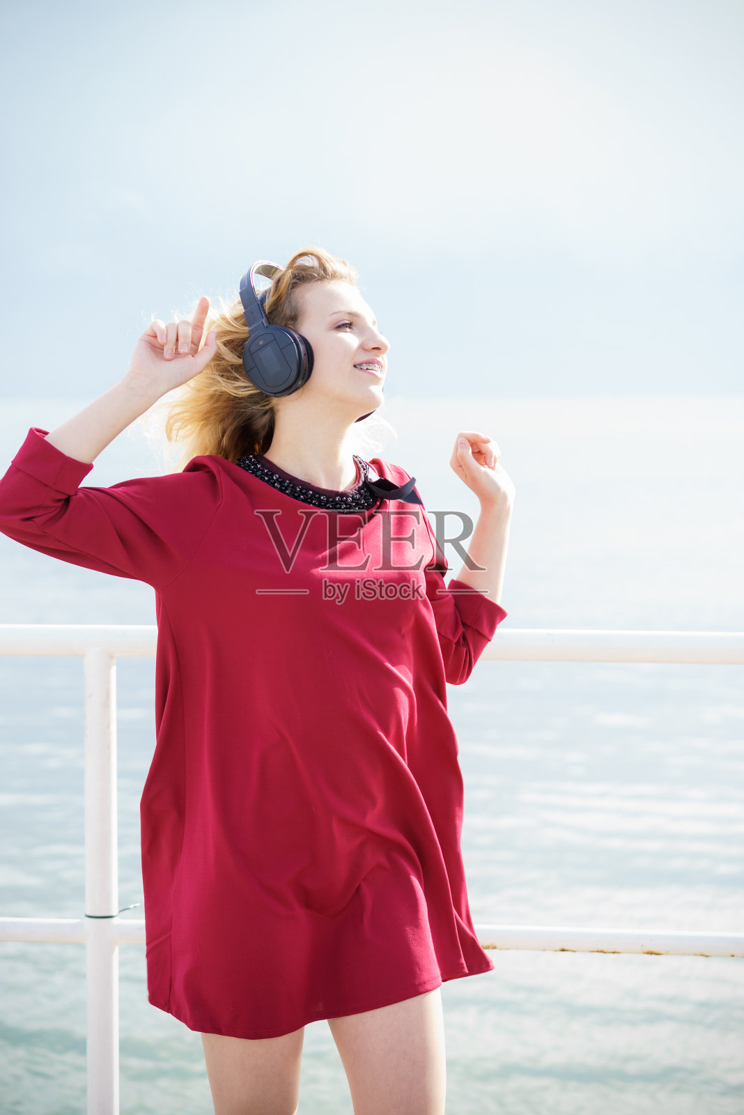 快乐的女人戴着耳机在户外照片摄影图片