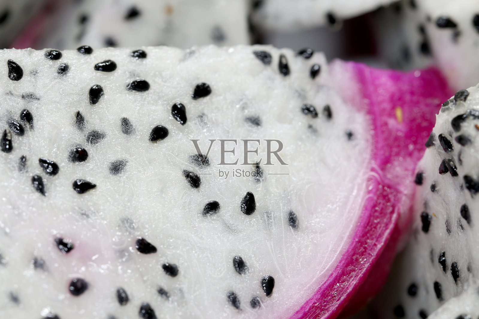 健康的火龙果或火龙果片背景，接近美丽的新鲜火龙果切片纹理在泰国市场。火龙果属仙人掌科植物。照片摄影图片