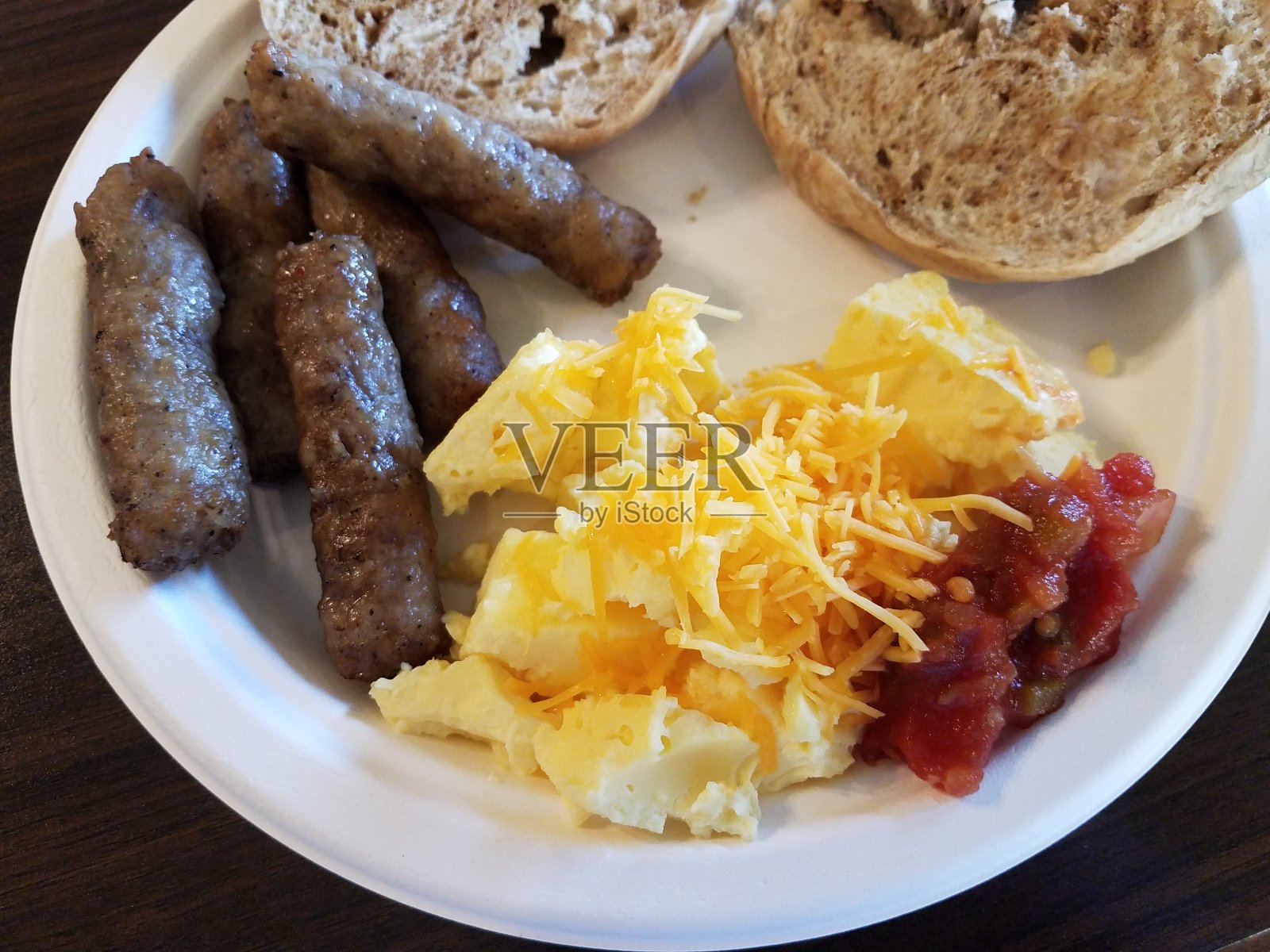 香肠，鸡蛋，莎莎酱和百吉饼照片摄影图片