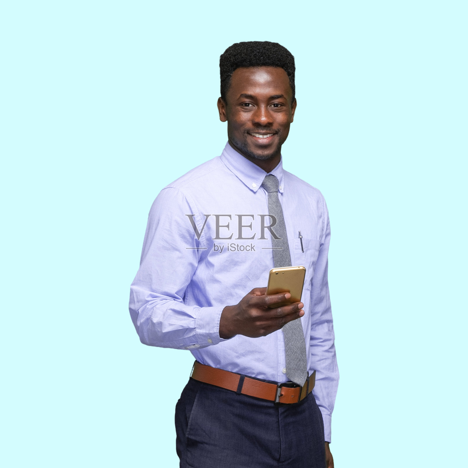 上腰/肖像/正面/看相机/一人/一人20-29岁的成年人英俊的人卷发/短发非洲裔/非洲裔/ z一代男性/年轻人站立/冷静的态度照片摄影图片