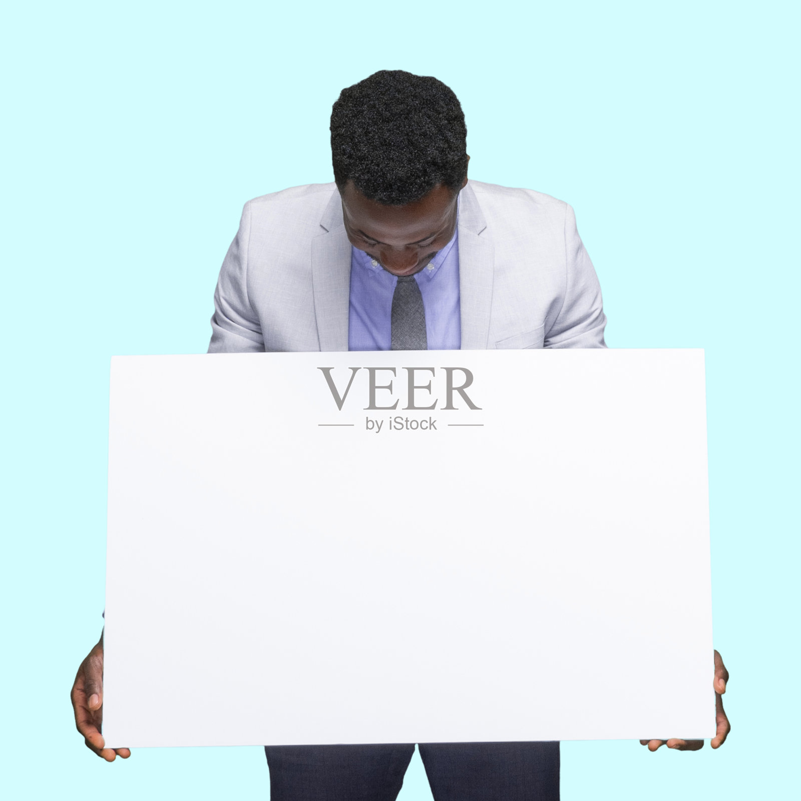 上腰/肖像/正面/俯视/一人/英俊的人一人卷发/短发非洲裔/非裔/ z一代男性/年轻男性主持人/商人/站着的商人照片摄影图片