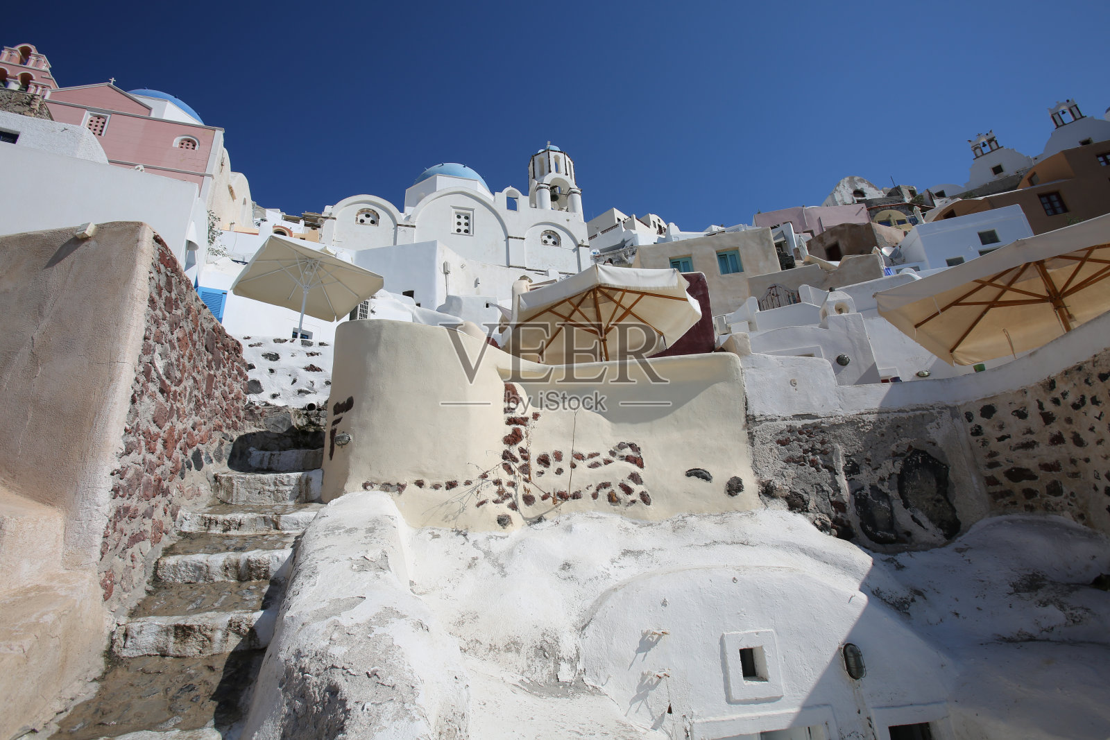希腊圣托里尼岛标志性的蓝色教堂屋顶照片摄影图片
