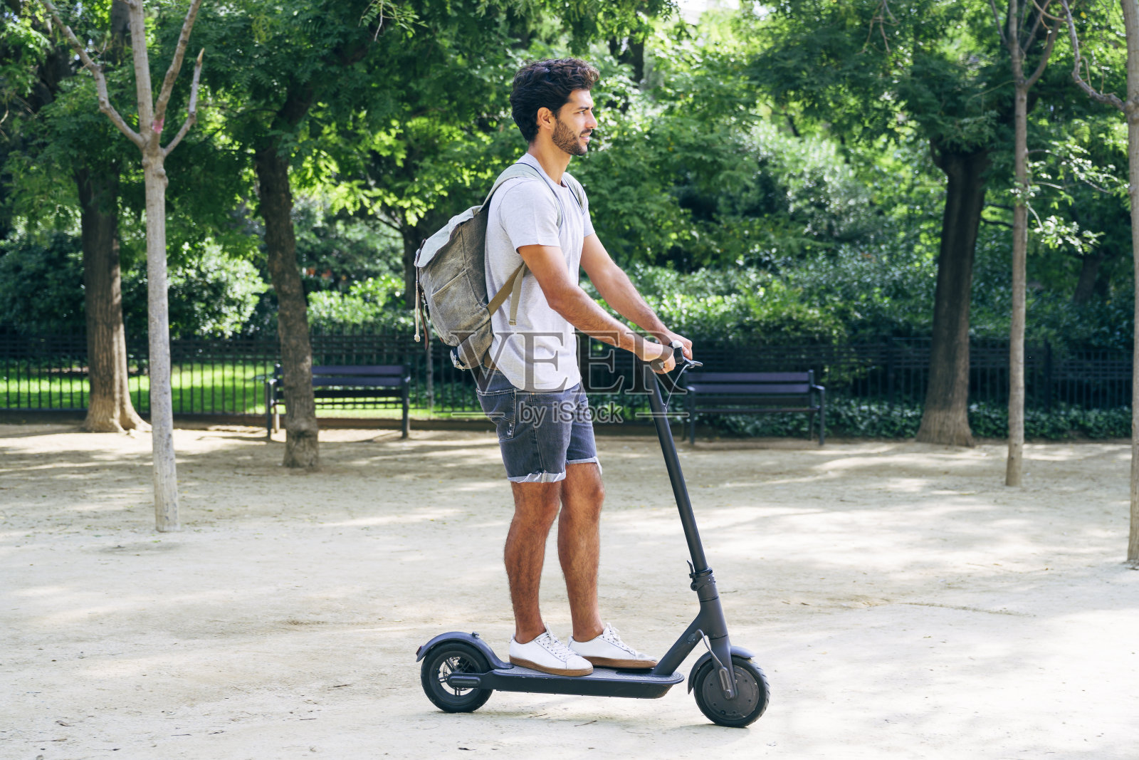 在巴塞罗那骑摩托车旅行的大胡子背包客照片摄影图片