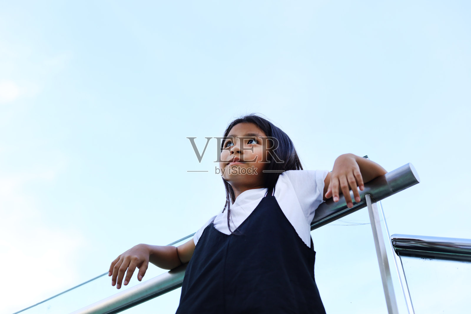 美丽的亚洲小女孩微笑肖像和旅游在户外度假。照片摄影图片