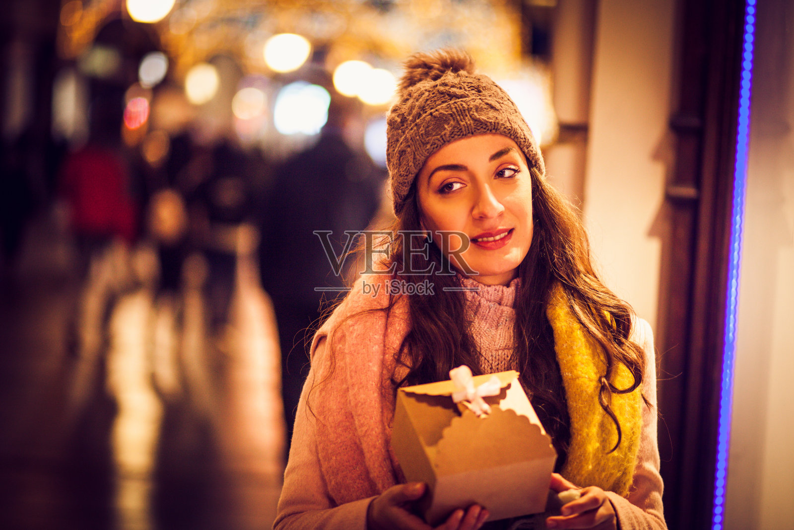 带礼物的美女照片摄影图片