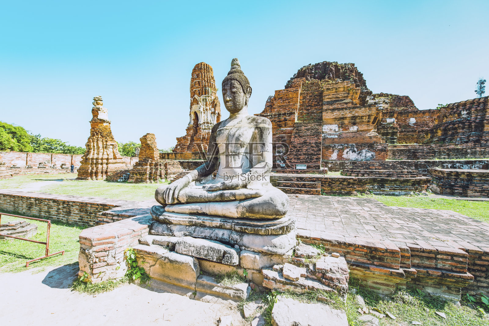 大城寺废墟上的佛像照片摄影图片