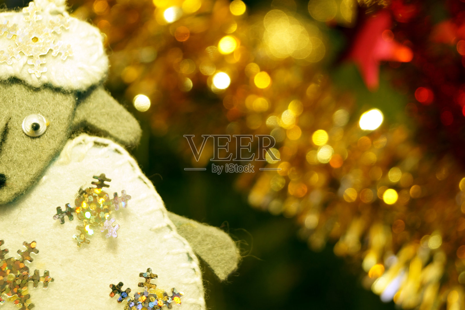 绿色云杉上挂着明亮闪亮的圣诞和新年装饰品。照片摄影图片