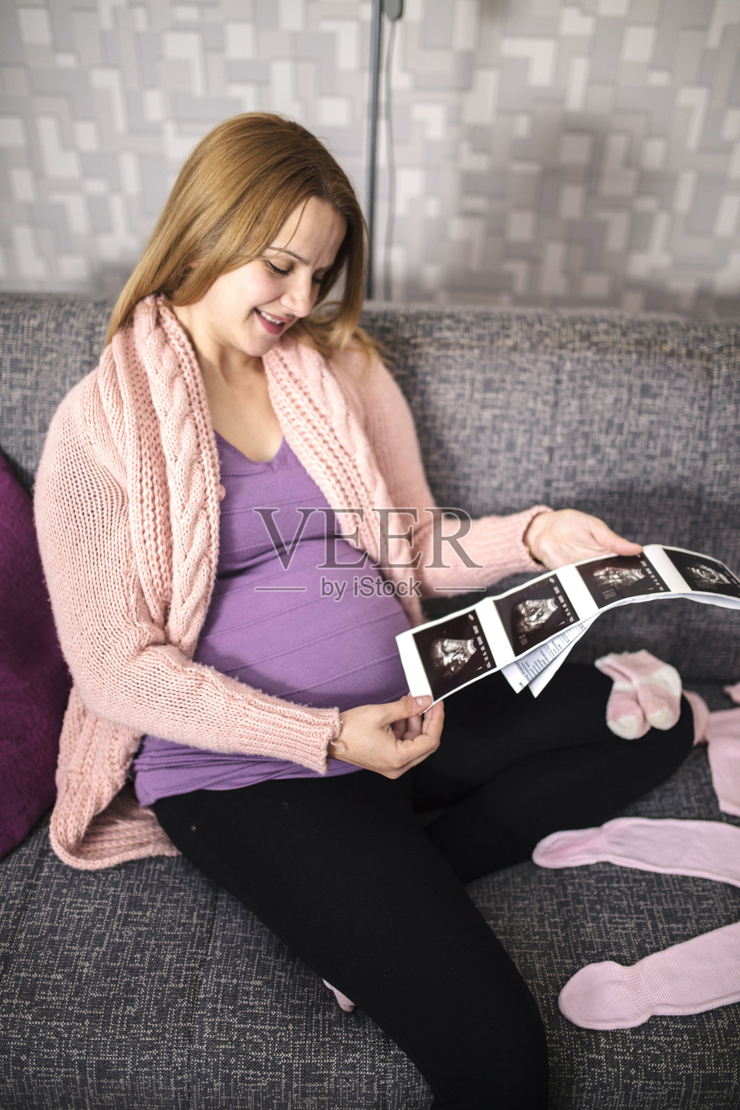 孕妇在家放松照片摄影图片